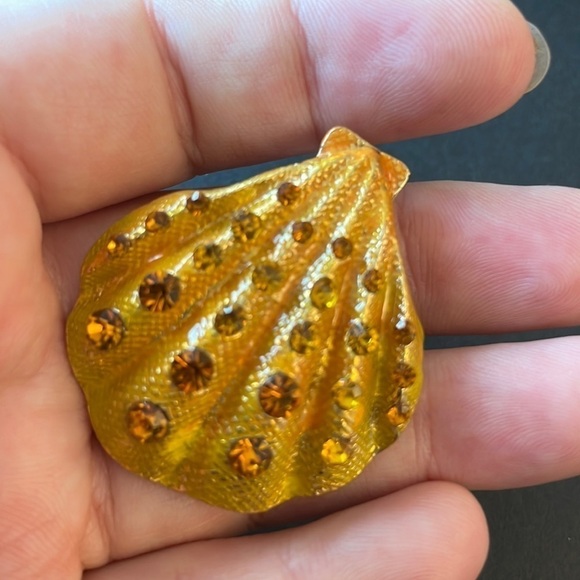 ANTHROPOLOGIE Shell 🐚 Brooch - Picture 1 of 3